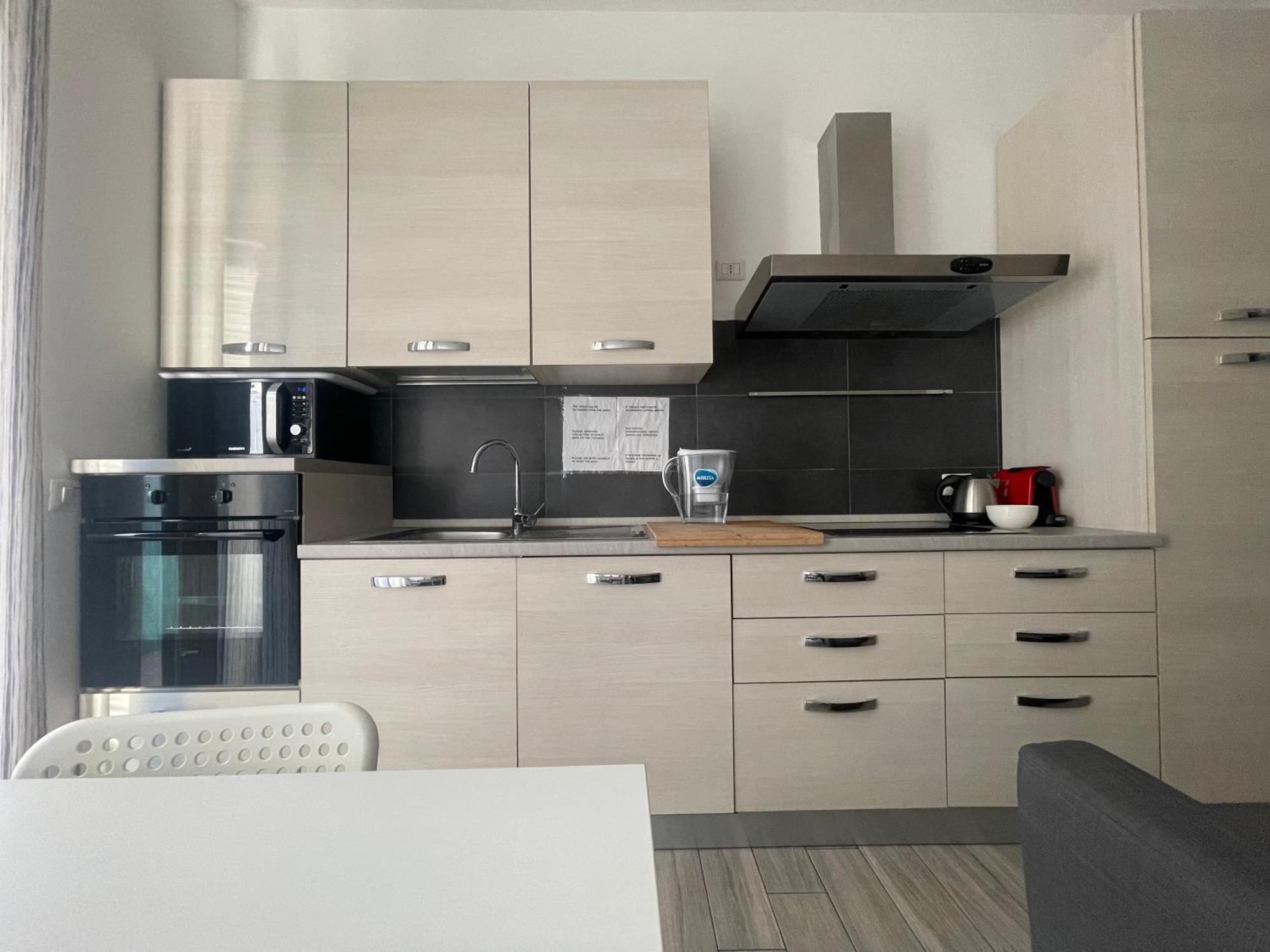 Gardone Apartment - Ampio Appartamento Con 2 Camere Da Letto - Comodo Per Duomo! - Milan, Milan